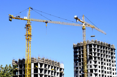 高層建筑中的起重機 現代城市建設的核心力量